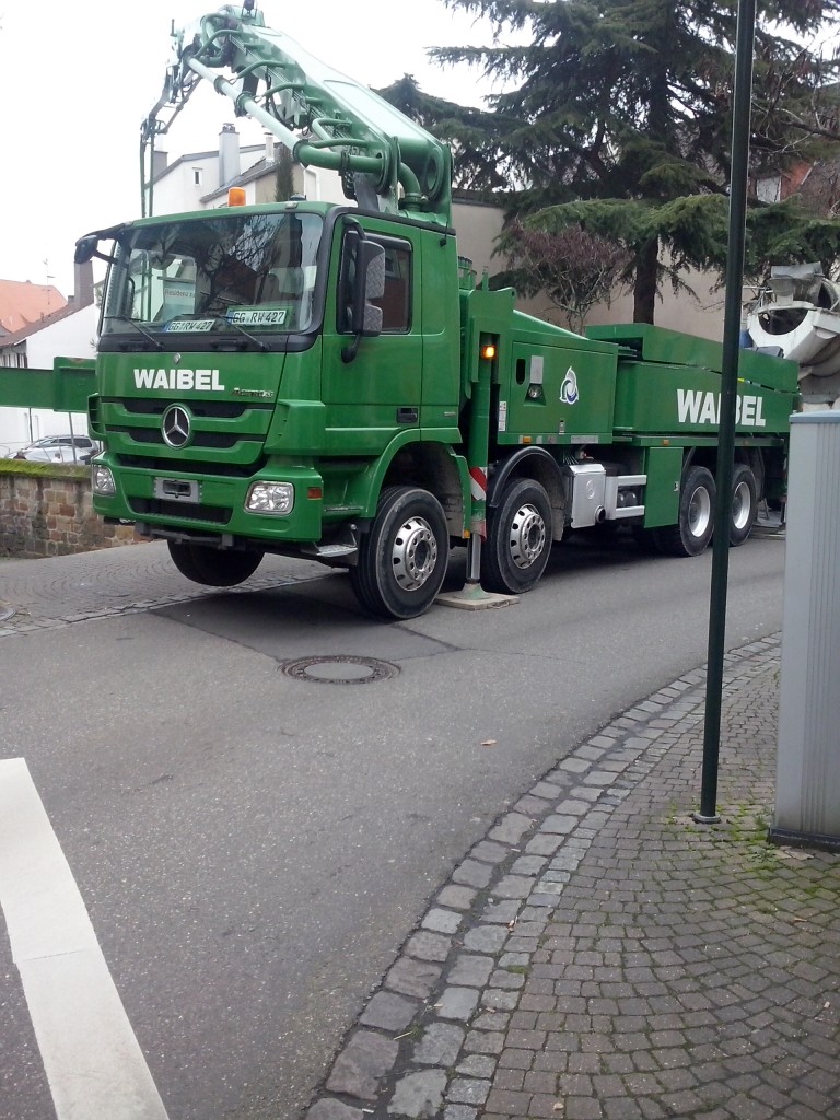 Mercedes-Benz Actros Betonpumpe der Firma Waibel gesehen in der Innenstadt von Bad Drkheim am 28.01.2014
