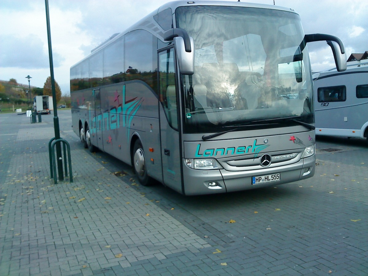 Mercedes-Benz Reisebus der Firma Lannert Touristik auf dem Wurstmarktgelnde in Bad Drkheim am 25.11.2013