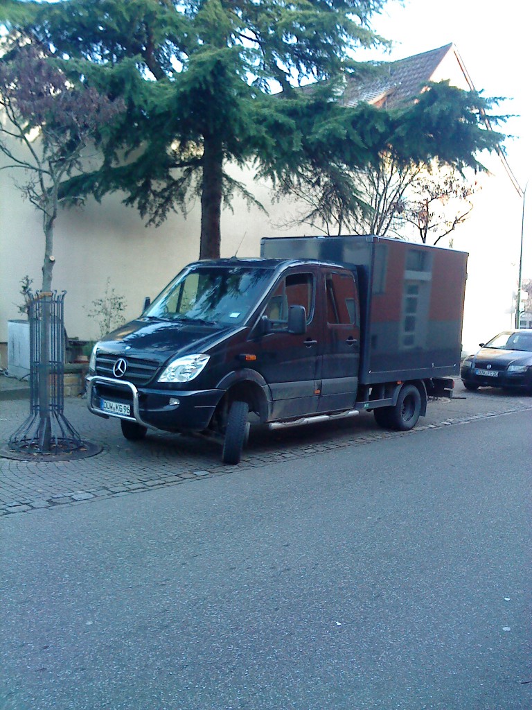 Mercedes-Benz Sprinter mit Kofferaufbau in der Bad Drkheimer Innenstadt  am 03.12.2013