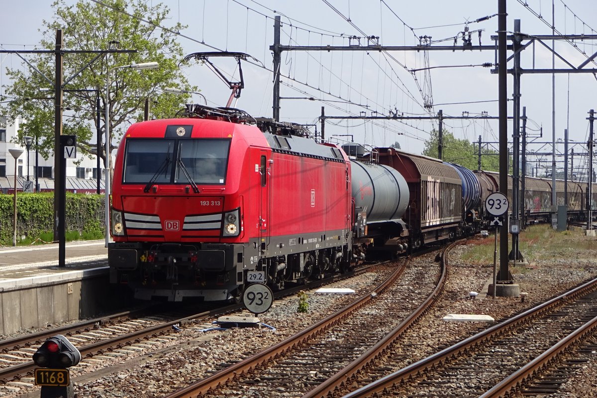 Mischguterzug mit 193 313 durchfahrt am 18 Mai 2019 Dordrecht.