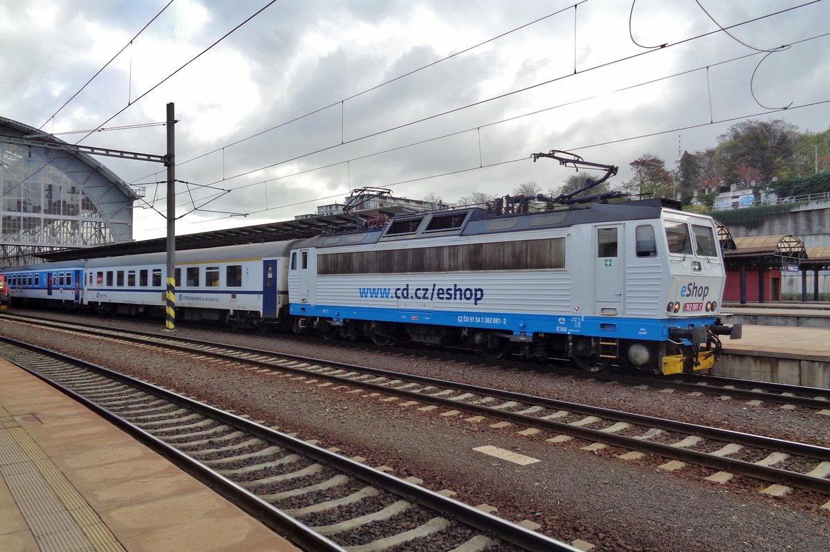 Mit der EC nach MÜnchen über Plzen steht am 6 April 2017 in Praha hl.n. Werbelok 362 081 abfahrtbereit. 