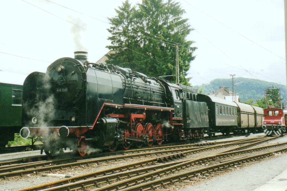 Mit ein Fotokohlezug, bestehend aus PKP-Wagen, verlsst 44 661 Salzburg-Itzling am 31 Mai 2004.