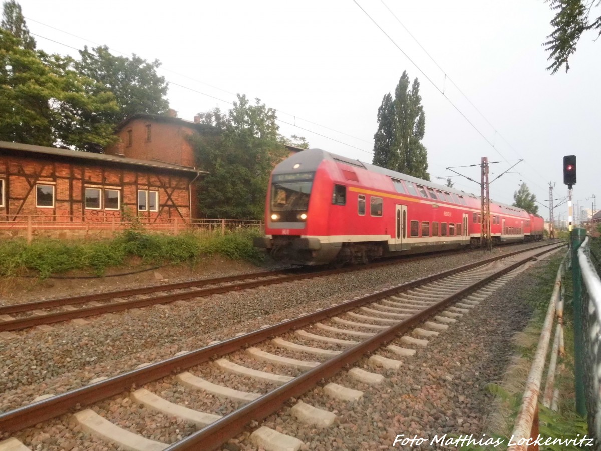 Mit Steuerwagen voraus fhrt die 143 959 in den Bahnhof Steintorbrcke in Halle (Saale) ein am 4.7.15