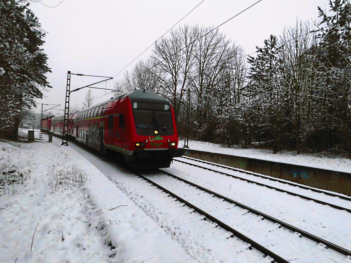 Mit Steuerwagen voraus fhrt 143 871 als S7 mit ziel Halle/Saale Hbf aus Richtung Halle-Nietleben kommend in den Tunnelbahnhof Halle-Neustadt am 7.3.18 ein