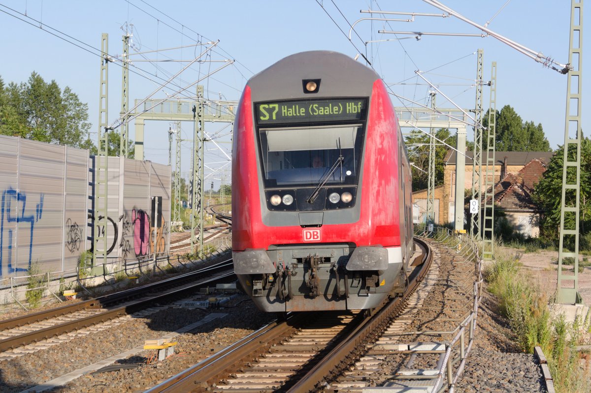 Mit Steuerwagen voraus fhrt die S7 aus Richtung Halle-Nietleben kommend in den Endbahnhof Halle (Saale) Hbf am 28.6.19 ein.