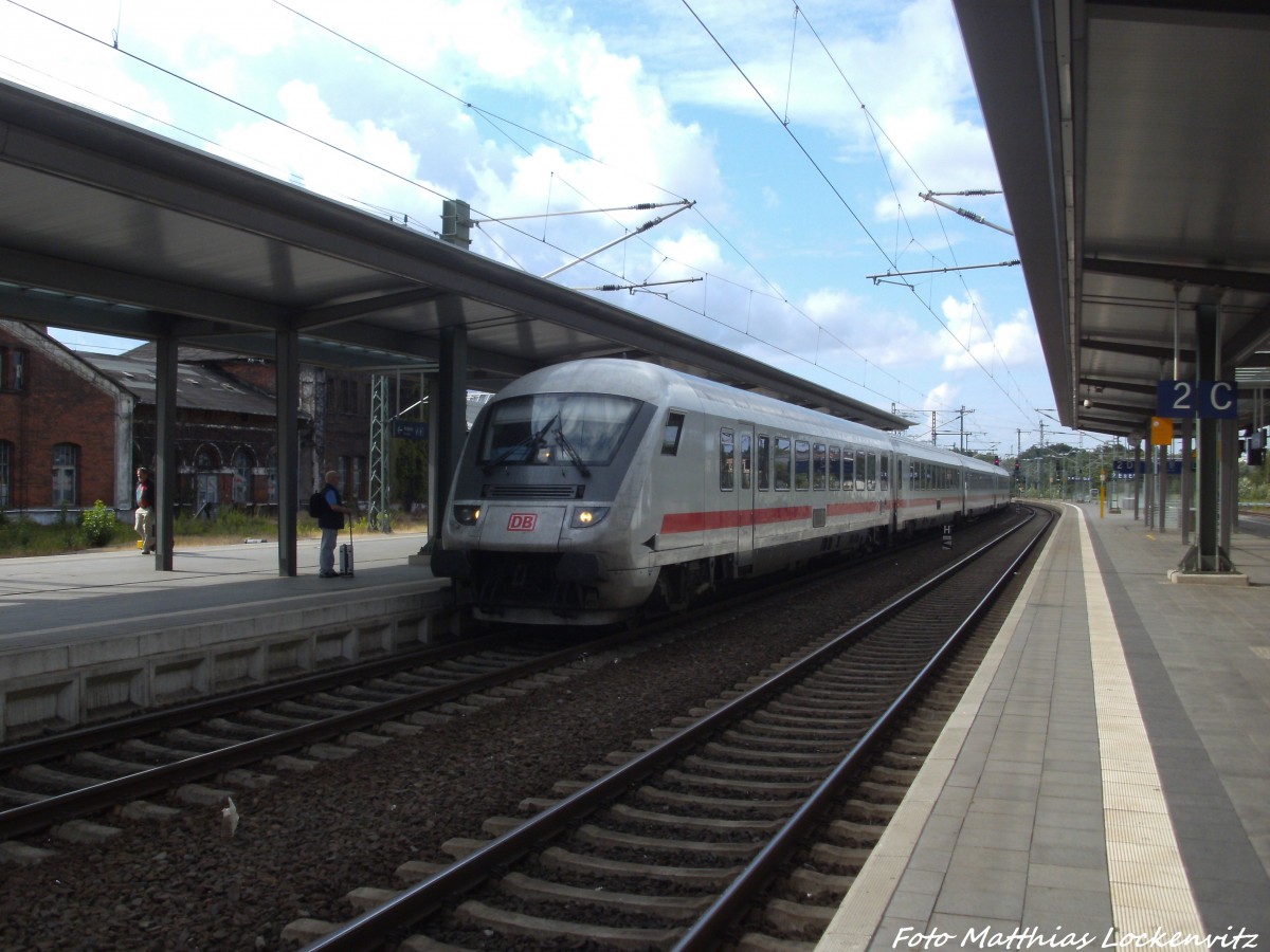 Mit Steuerwagen voraus kommt 101 001-6 mit einem InterCity in den Bahnhof Schwerin Hbf eingefahren am 13.7.14