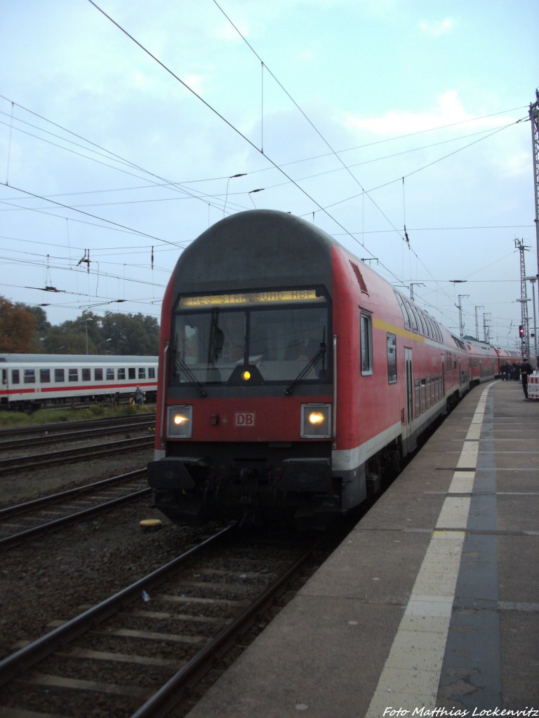 Mit Steuerwagen voraus kommt 112 122 als RE3 aus Elsterwerda in den bahnhof Stralsund Hbf eingefahren am 12.10.13