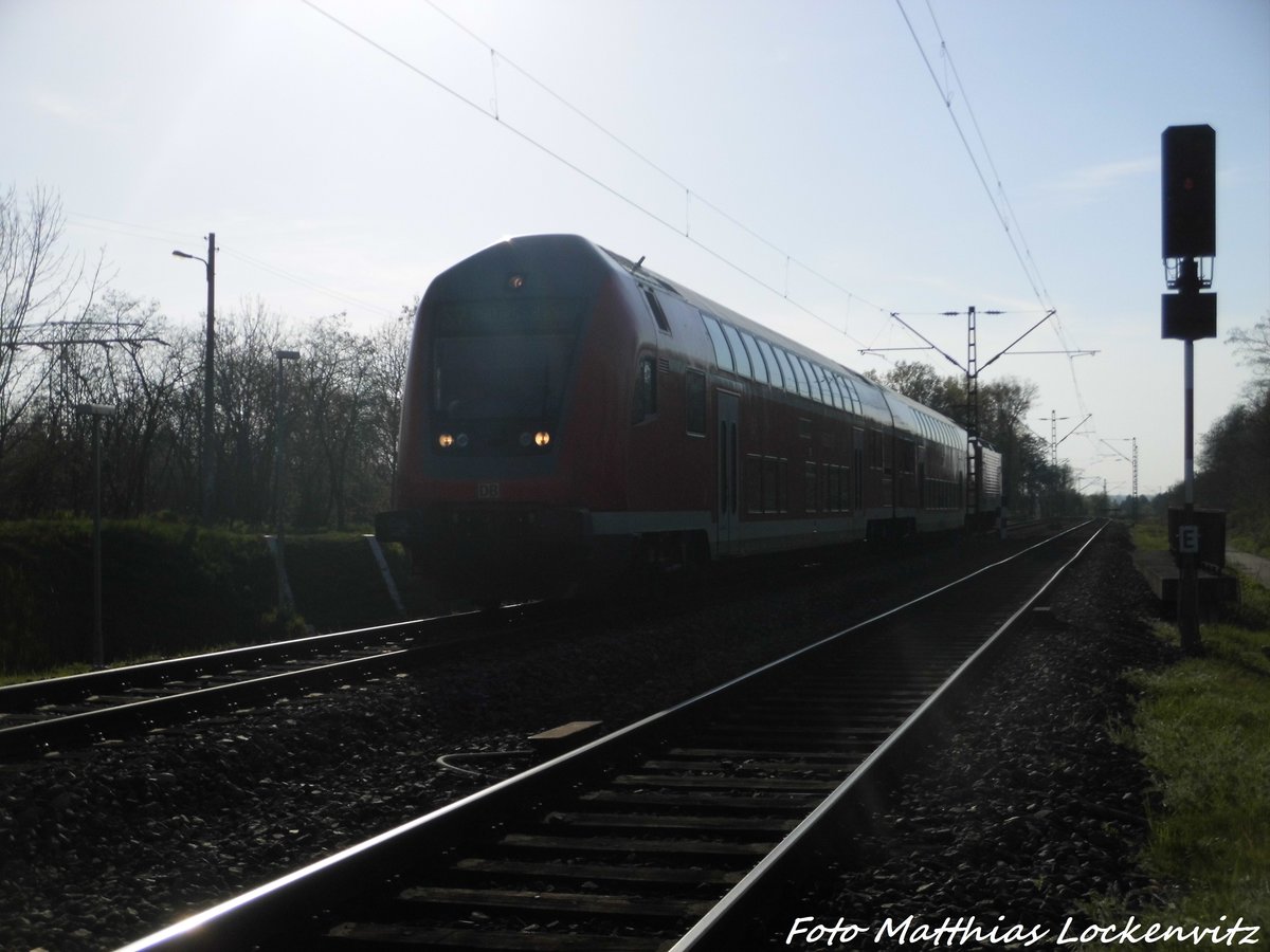 Mit Steuerwagen voraus kommt 143 822 in den Bahnhof Halle-Sdstadt eingefahren am 21.4.16