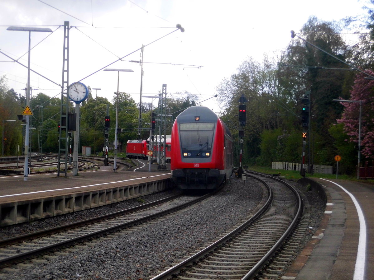 Mit Steuerwagen voraus kommt 146 231 in den Bahnhof Radolfzell eingefahren am 18.4.17