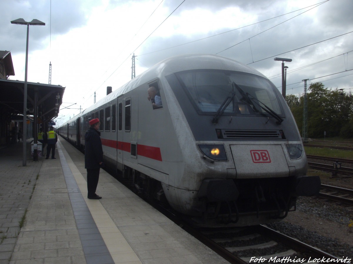 Mit Steuerwagen voraus steht 101 140 im Bahnhof Bergen auf Rgen am 5.5.14