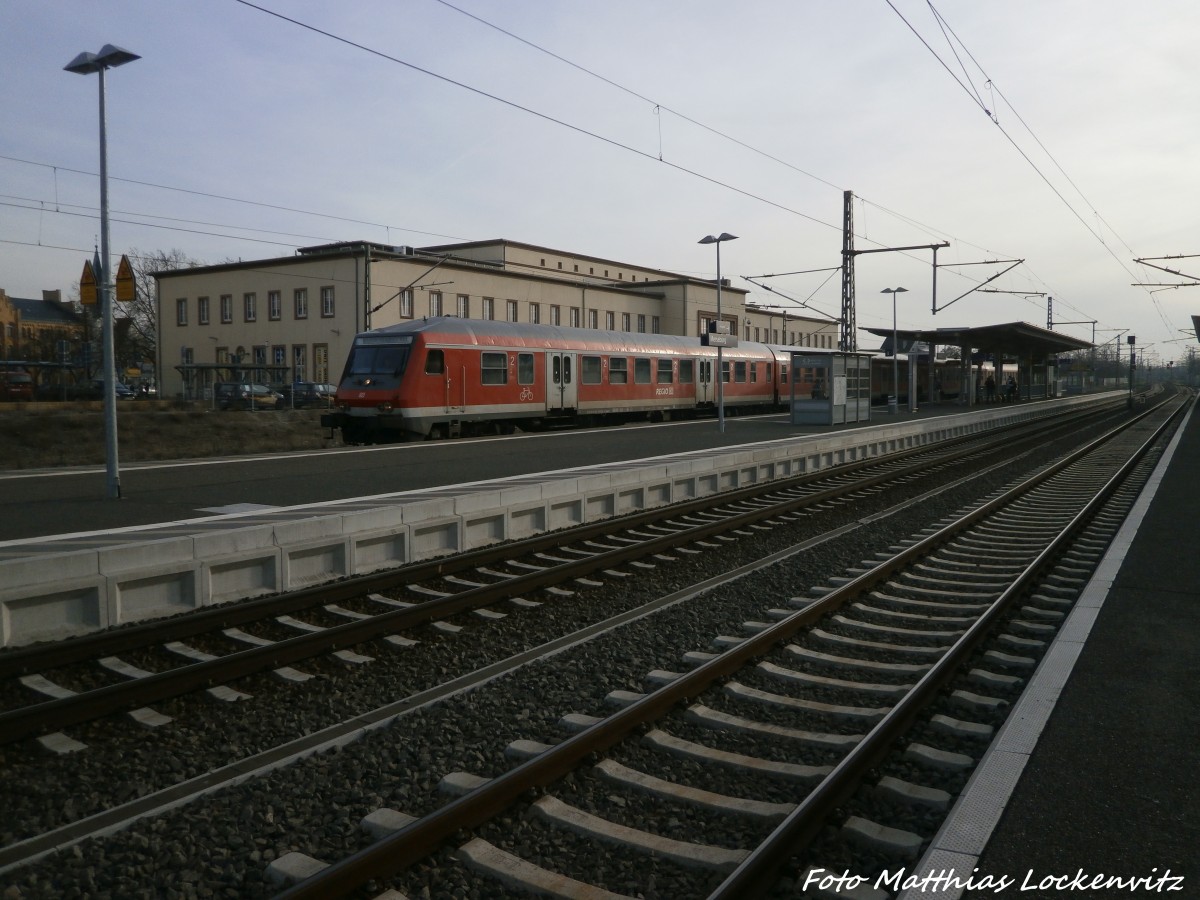 Mit Steuerwagen voraus steht MRCE ES 64 U2 - 028 mit ziel Halle (Saale) Hbf im Merseburger Bahnhof am 6.1.15