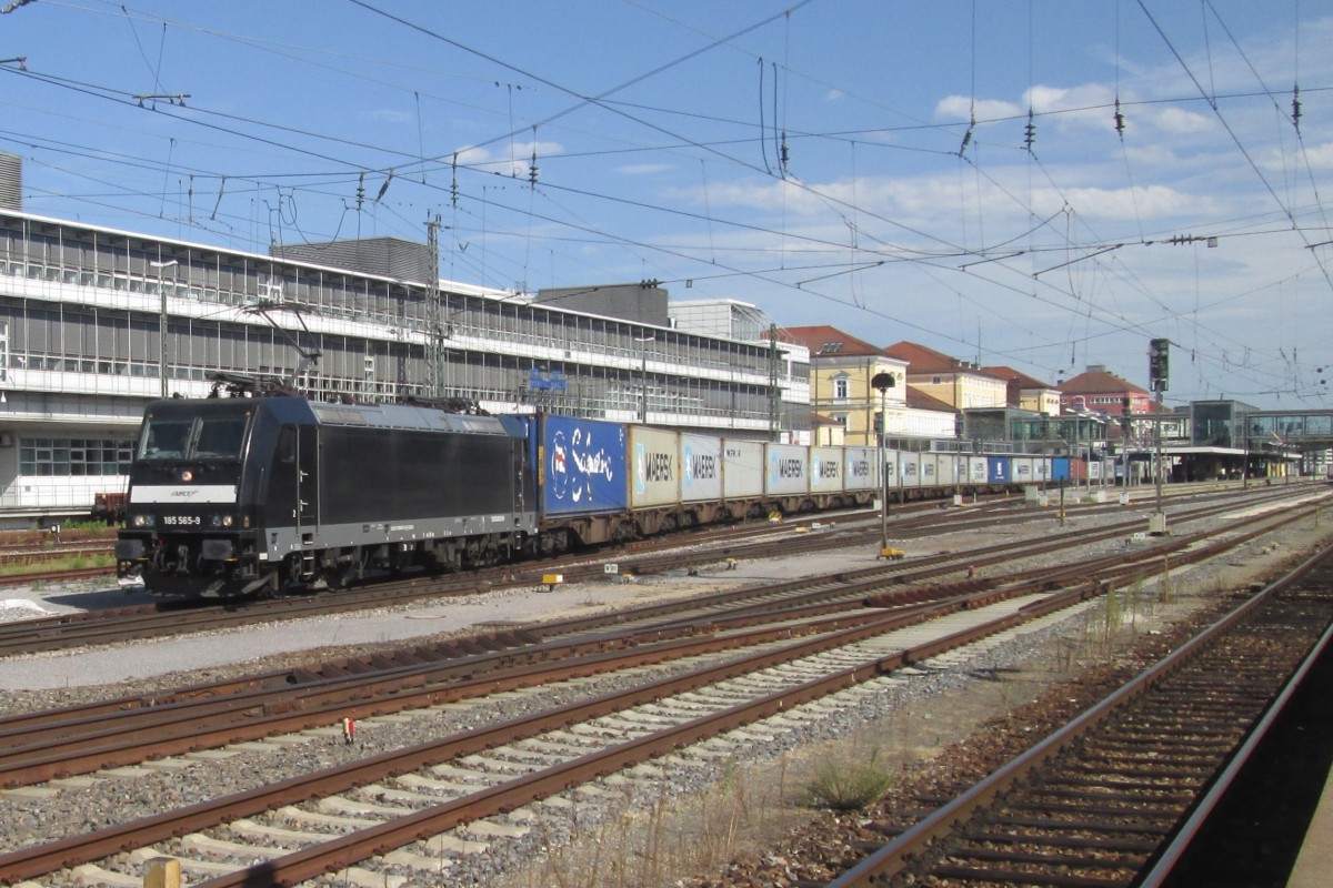 MRCE 185 565 durchfahrt am 17 September 2015 Regensburg Hbf.