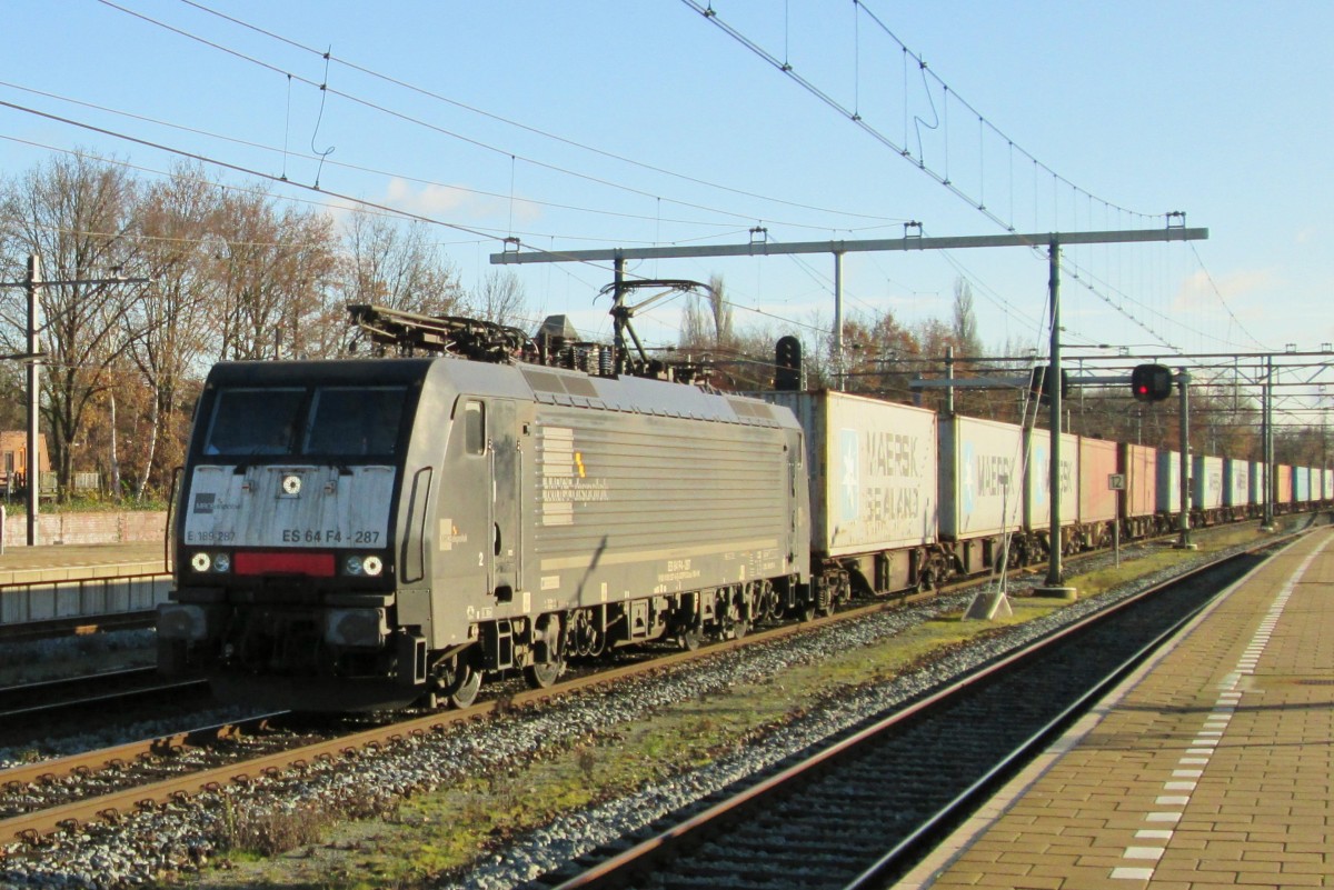 MRCE 189 287 zieht ein umgeleiteter KLV durch Boxtel am 6 Dezember 2014.