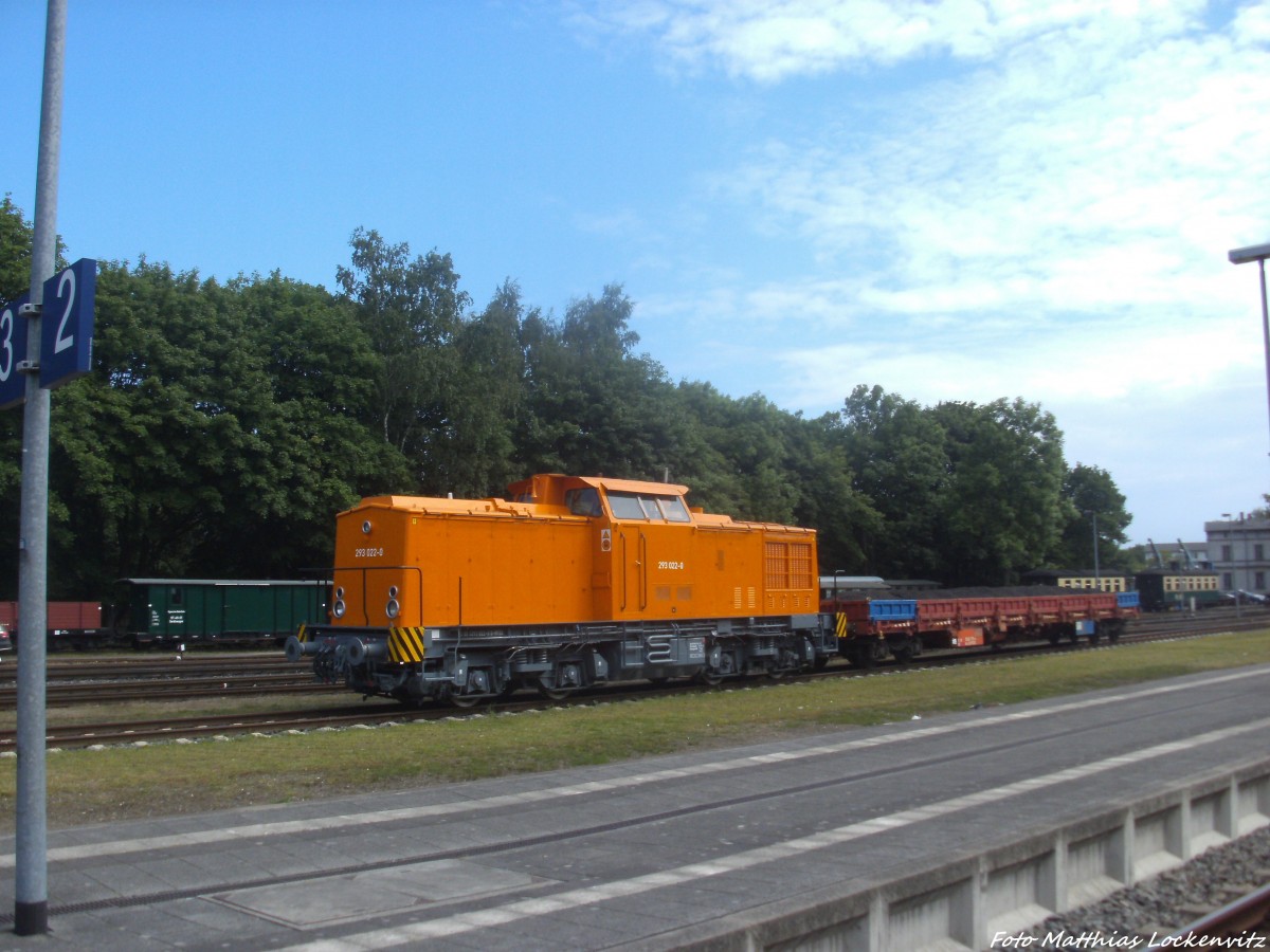 MTEG 293 022-0 mit einem Flachwagen abgestellt in Putbus am 4.6.14