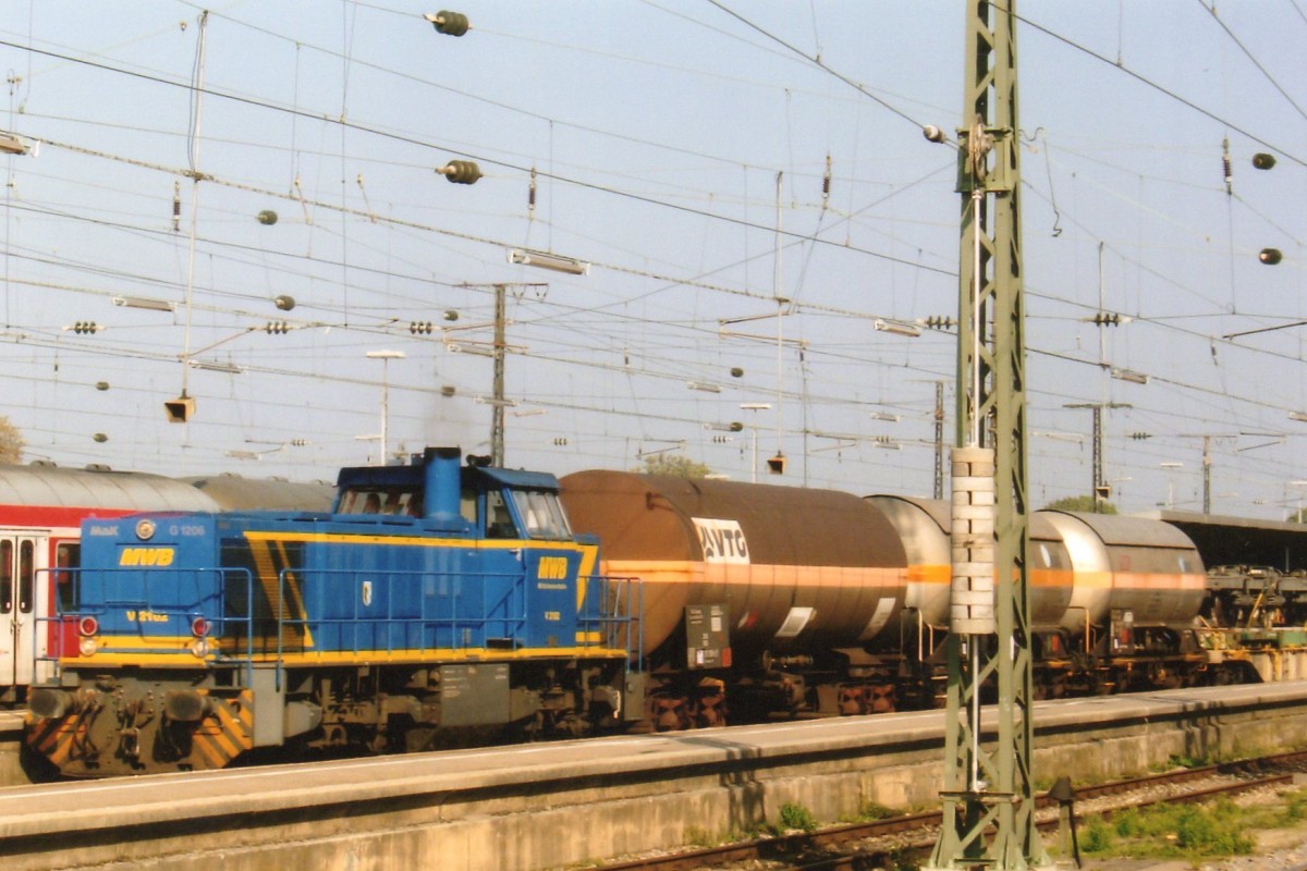 MWB V 2101 schlept zwei Kesselwagen durch Augsburg Hbf am 8 Juni 2009.
