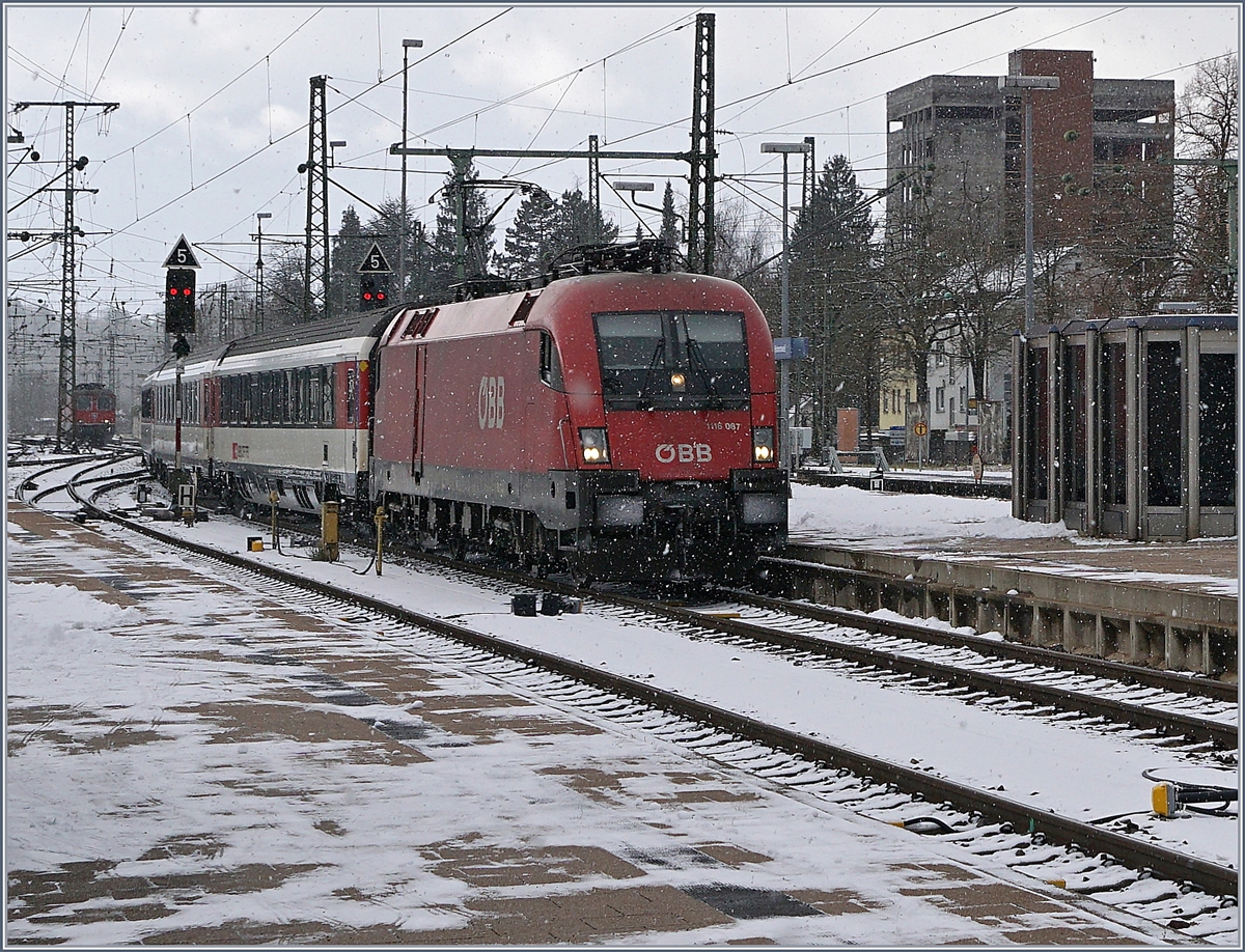 Neuerdigs übernehmen ÖBB 1016/1116 die Traktion der internationalen IC Züge auf der Gäubahn Stuttgart - Singen. Das Bild zeigt die 1116 087 bei der Ankunft in Singen.
9. Dez. 2017