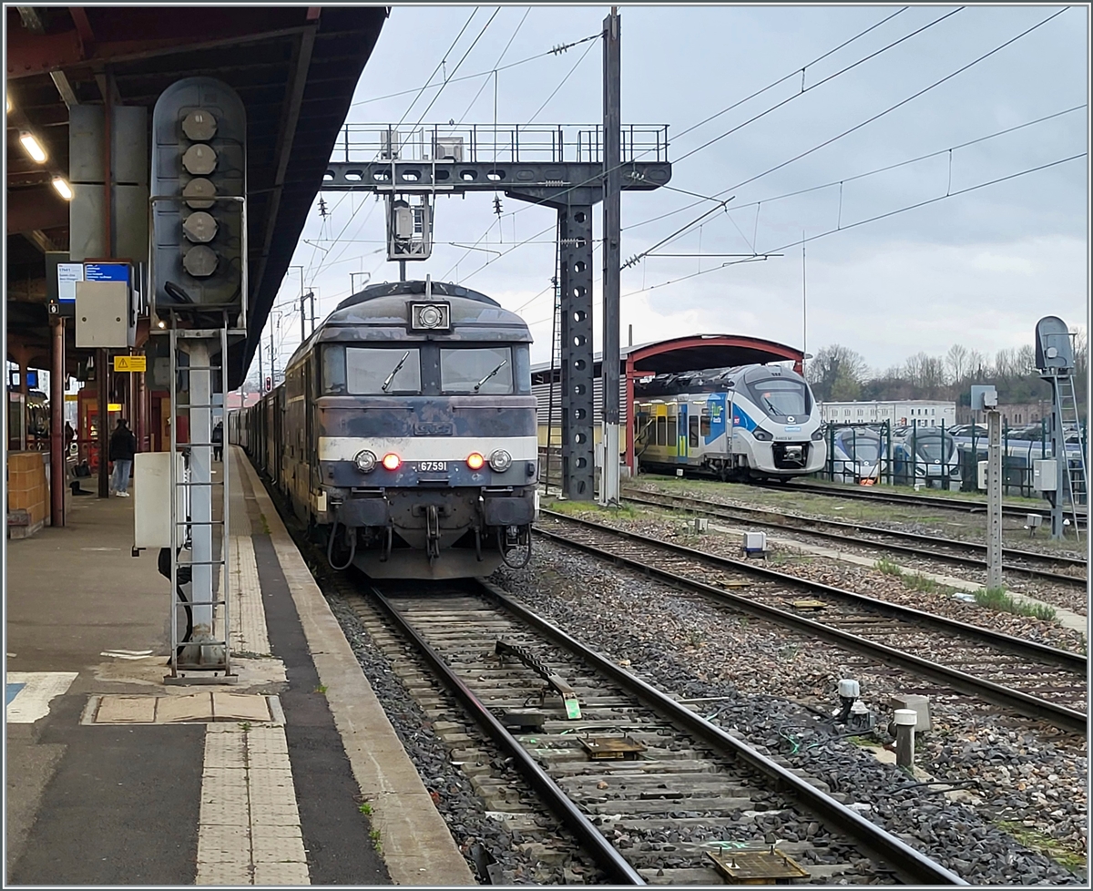 Noch verkehren die letzten BB 67000 im Planverkehr. Sie befördern ab im Raum Strasbourg in der Hauptverkehrszeit mit RRR Kompositionen Züge, für welche durch den sehr geringe Tagesleistungsumlauf der Einsatz von modernen Kompositionen in Vielfachsteuerung sich (noch) nicht lohnt. Die SNCF BB 67591 in Strasbourg wartet mit dem TER TER 831830 (ab 17:01) nach Saint-Dié-des-Vosges (an 18:50) auf die Abfahrt.

12. März 2024