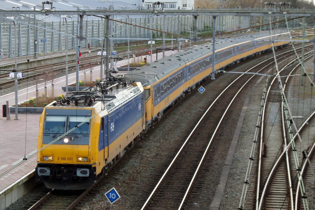NS 186 001 treft am 3 März 2016 in Rotterdam Centraal ein.