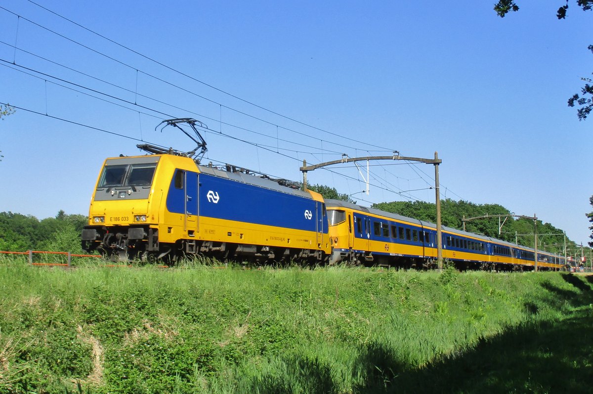 NS 186 033 passiert Tilburg am 26 Mai 2017.