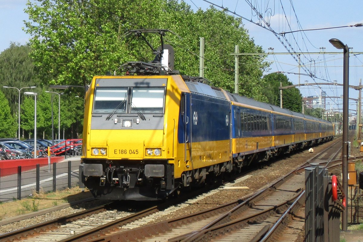 NS 186 045 durchfahrt am 10 Juni 2017 Tilburg-Universiteit.