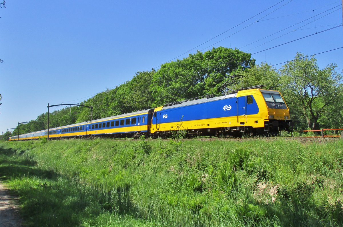 NS 186 045 passiert Tilburg am 26 Mai 2017.