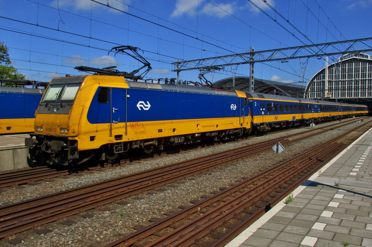 NS 186 112 verlässt am 5 Juli 2018 Amsterdam Centraal.