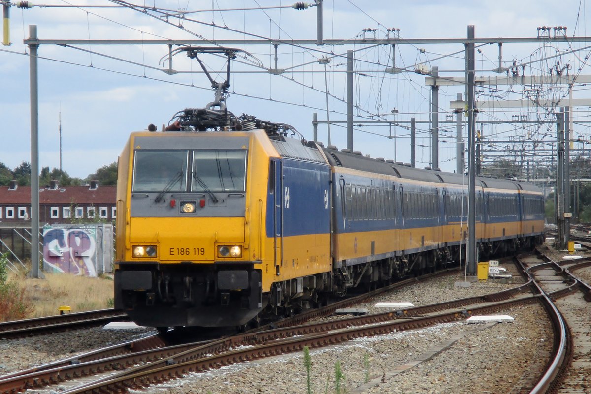 NS 186 119 treft mit ein IC in Breda ein, 24 Augustus 2018.