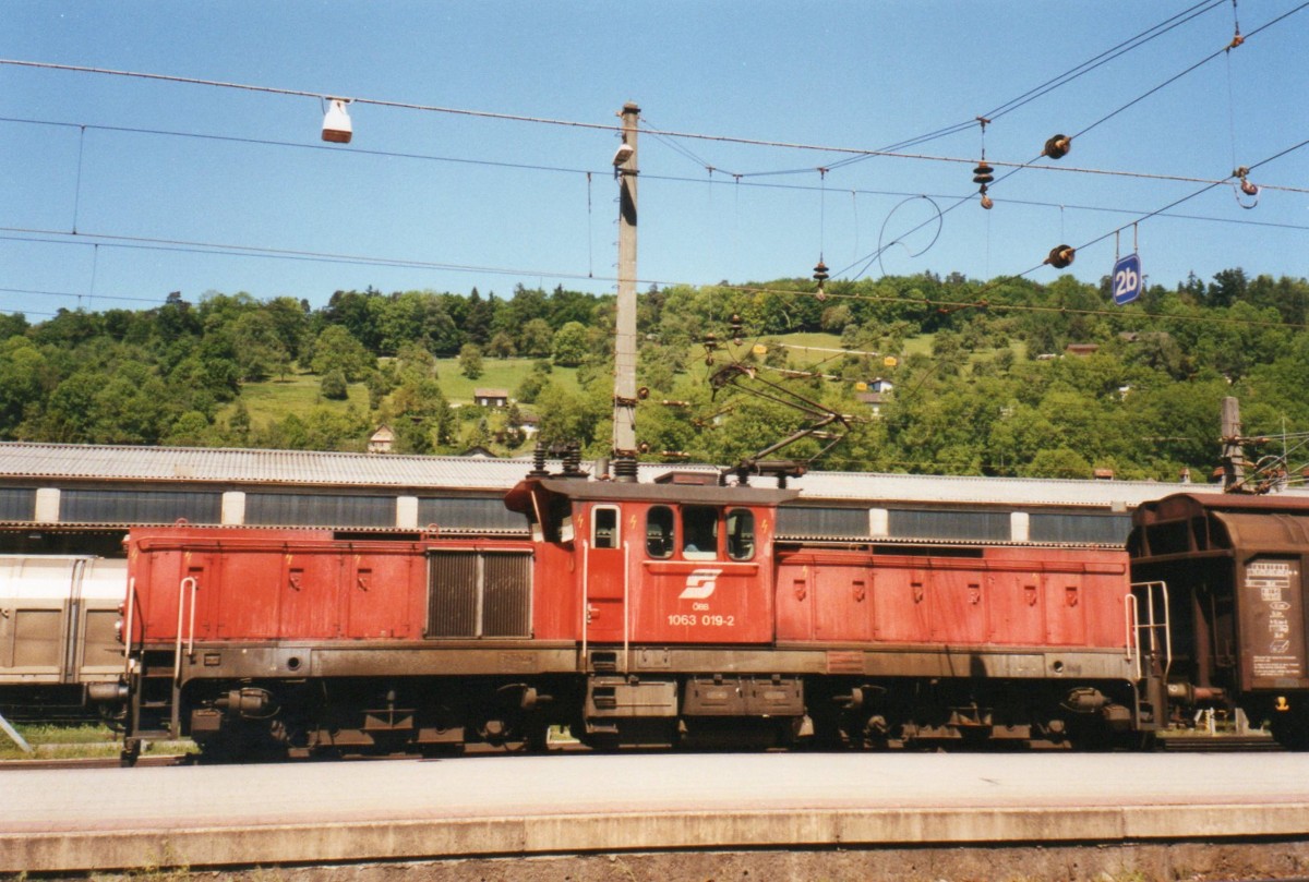ÖBB 1063 019 durchfahrt Feldkirch am 27 Mai 2002.