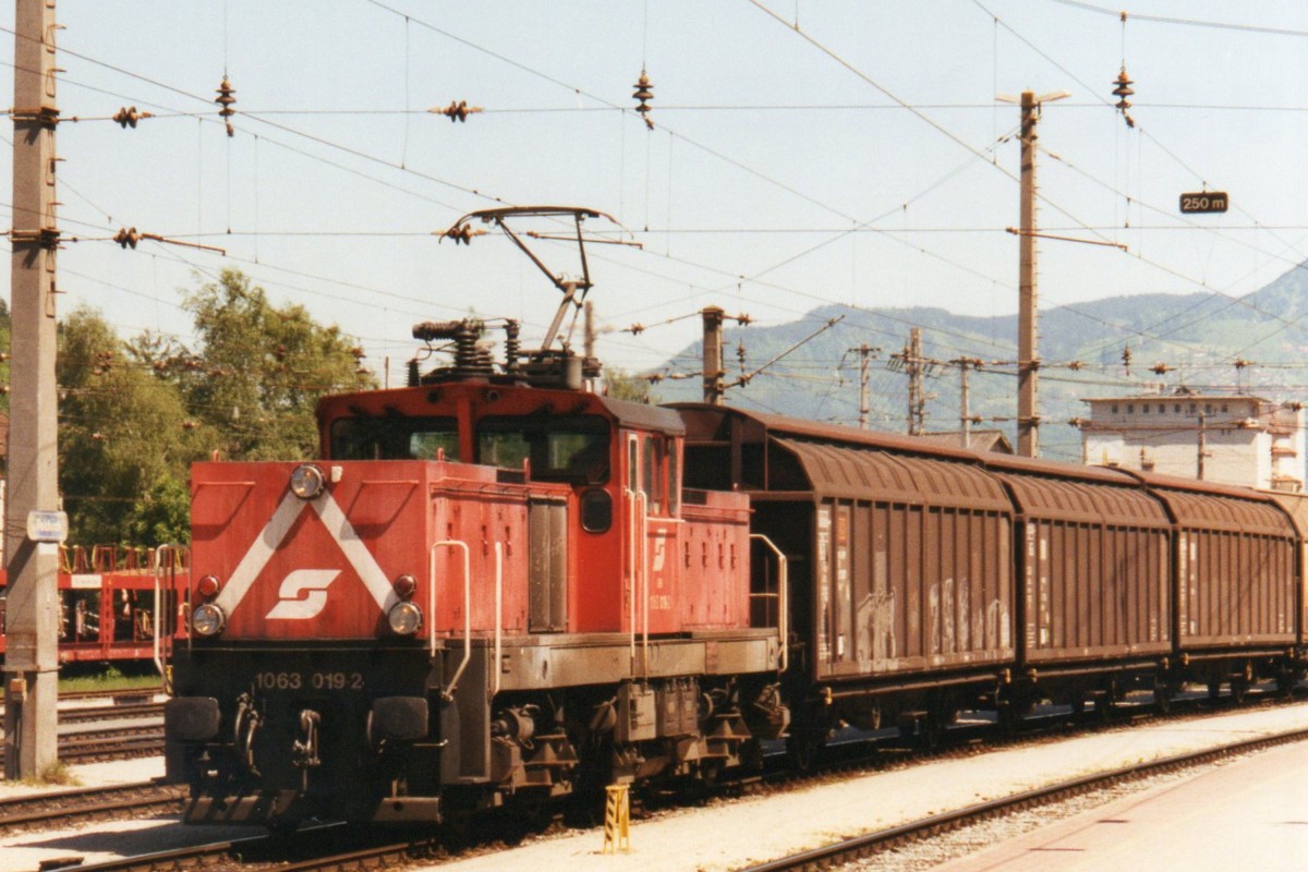 ÖBB 1063 019 durchfahrt Feldkirch am 27 Mai 2002.