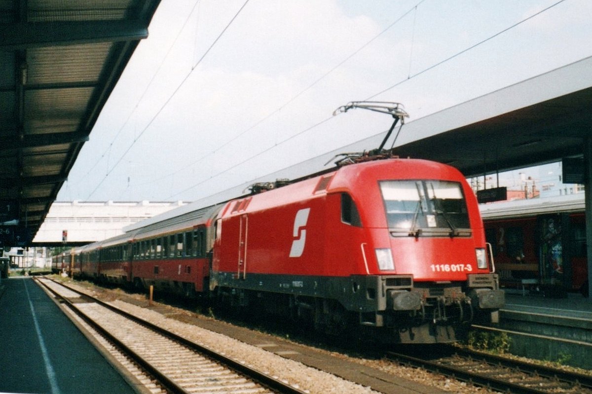 ÖBB 1116 017 steht am 1 Juni 2003 in Passau Hbf.