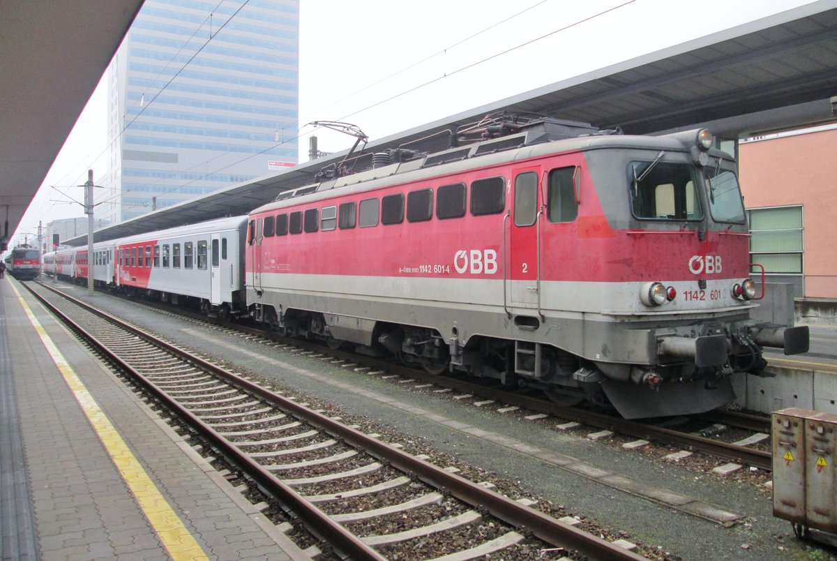 BB 1142 601 steht am 30 Dezember 2016 in Linz Hbf.