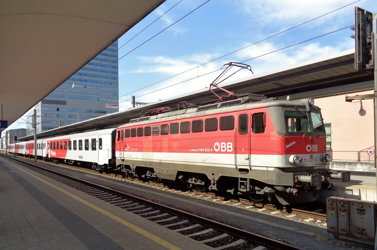ÖBB 1142 632 geniesst am 10 Mai 2018 in Linz Hbf die Sonne.