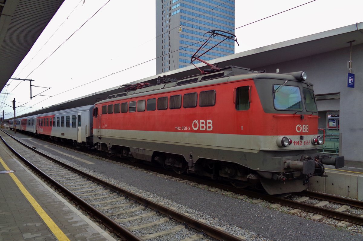 ÖBB 1142 658 steht am 5 April 2017 in Linz Hbf.