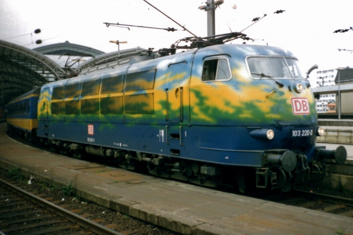 Parediesblümchen 103 220 steht am 24 Juli 1998 in Köln Hbf.