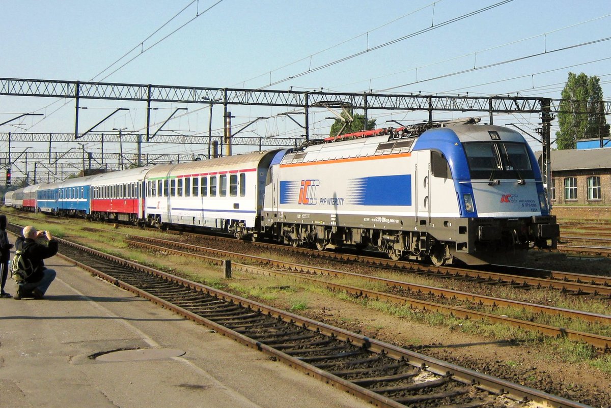 PKP EU44/370 008 treft am 29 April 2011 mit der nachtzug 'JAN KIEPUURA' (Amsterdam Centraal-Berlin Ostbahnhof--Warszawa Wschodnia) in Poznan Glowny ein.