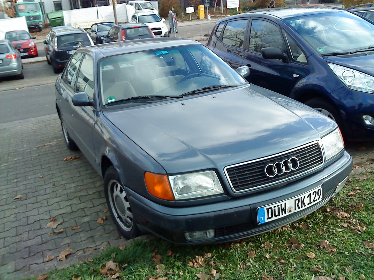 PKW Audi 100 auf einem Parkplatz in Bad Dürkheim am 02.12.2013