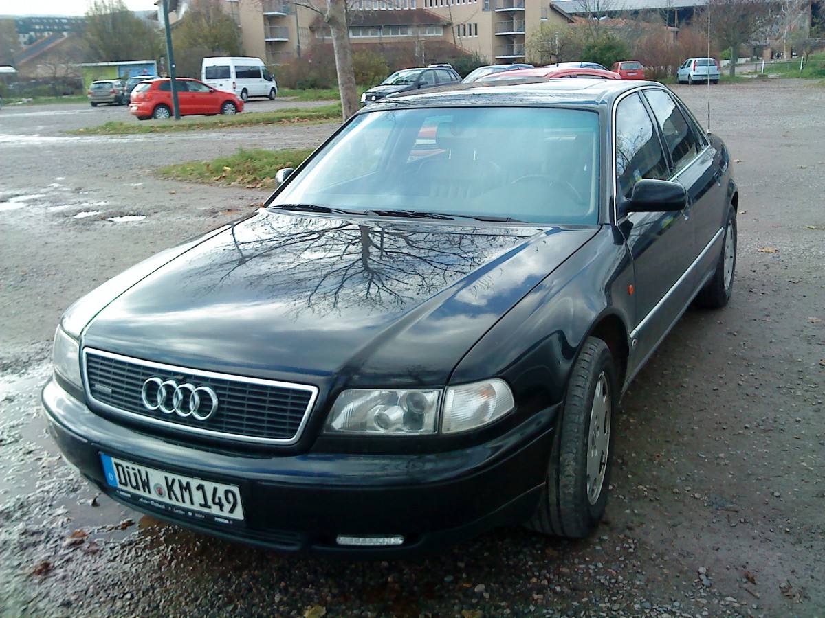 PKW Audi A8 - lteres Modell - auf einem Parkplatz in Bad Drkheim am 02.12.2013