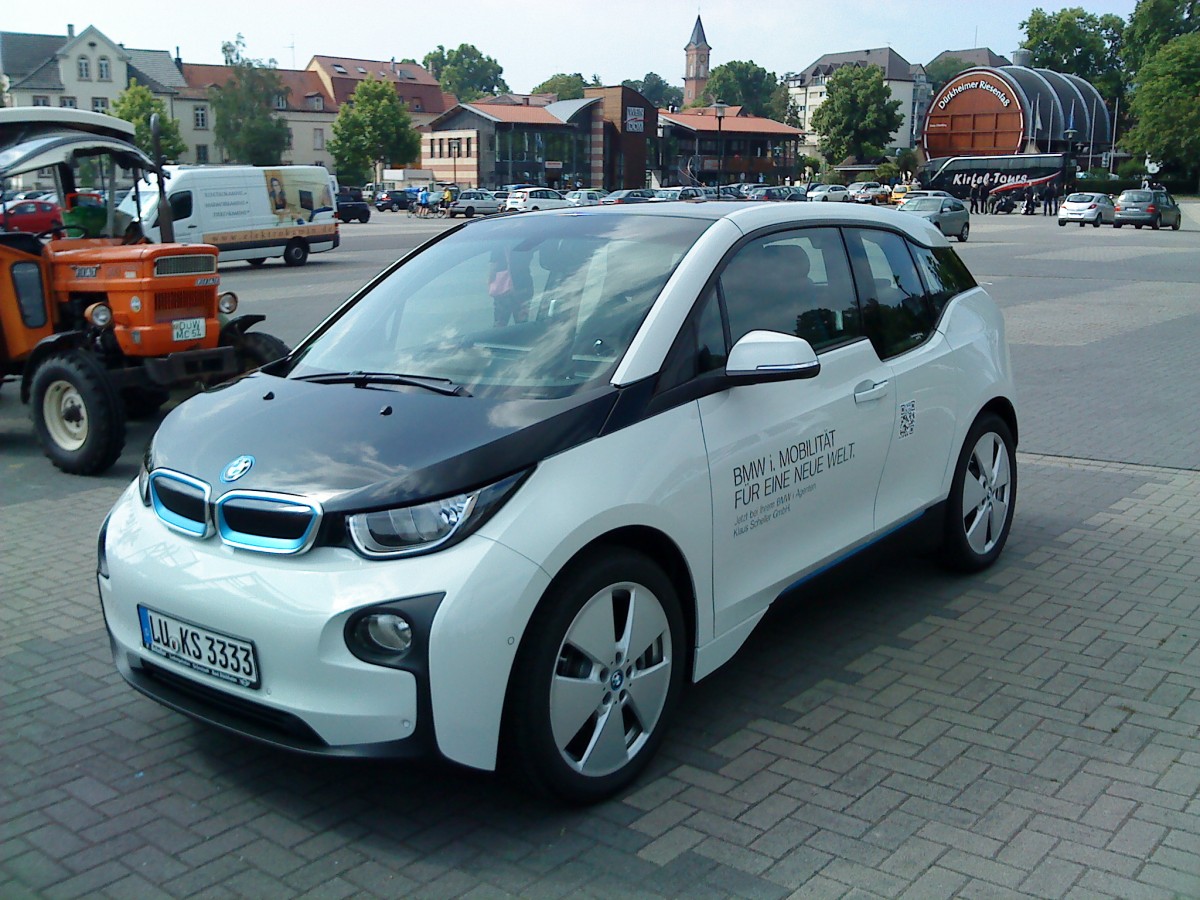 PKW BMW i3 mit e Drive gesehen auf dem Wurstmarktgelände in Bad Dürkheim am 17.05.2014
