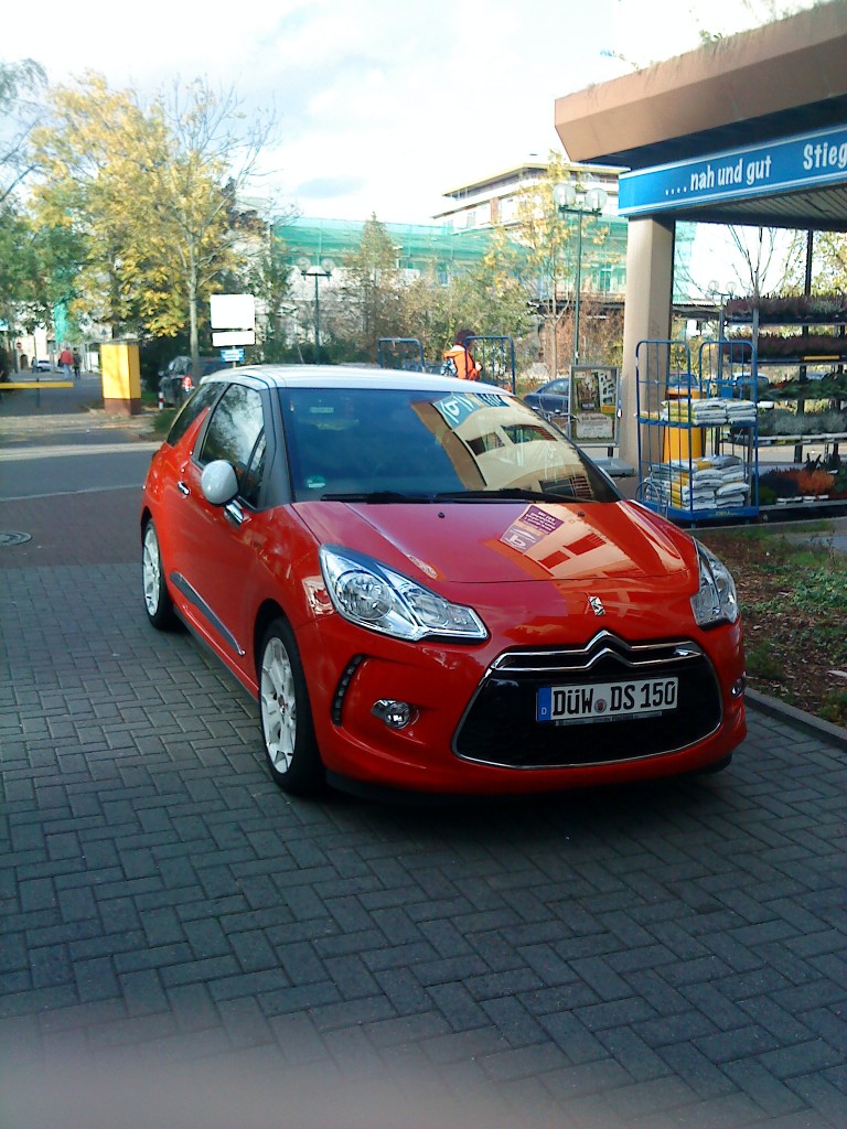 PKW Citroen DS3 auf einem Parkplatz in der Innenstadt von Bad Drkheim am 30.10.2013