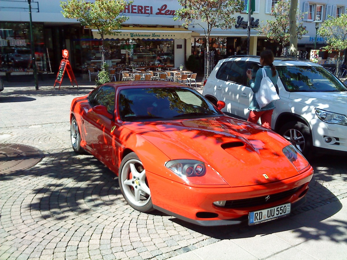 PKW Ferrari Sportwagen auf dem Stadtplatz in Bad Drkheim am 12.08.2013