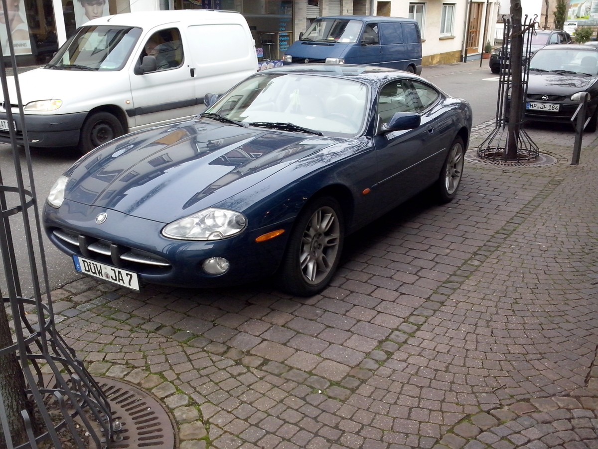 PKW Jaguar XKR Coupe gesehen in der Drkheimer Innenstadt am 07.02.2014