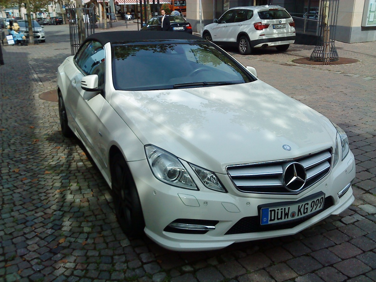 PKW Mercedes-Benz CLS Coupe mit Venyldach auf einem der beliebten Straenrandparkpltze in Bad Drkheim am 12.09.2013