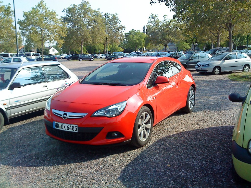 PKW Opel Astra GTC auf einem Parkplatz in Bad Drkheim am 14.08.2013