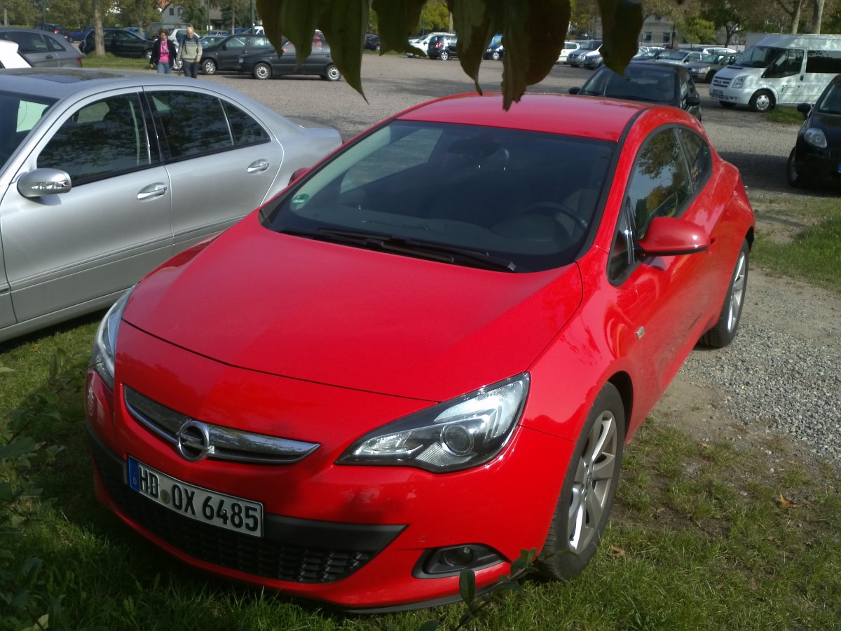 PKW Opel Astra GTC auf einem Parkplatz in Bad Drkheim am 01.10.2013