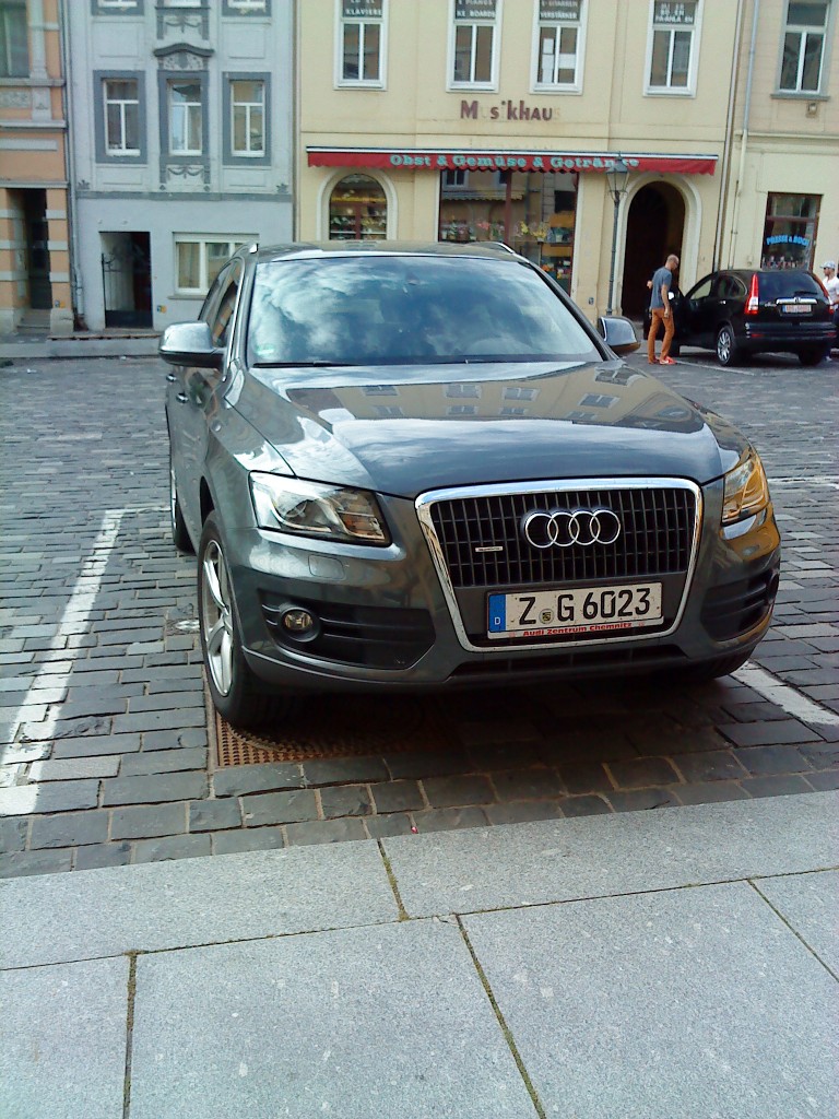 PKW SUV Audi Q 5 auf dem Marktplatz in Altenburg am 08.09.2013