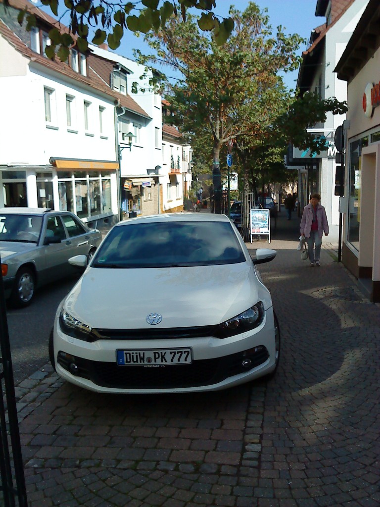 PKW VW Scirocco auf einem Straenrandparkplatz in Bad Drkheim am 02.10.2013