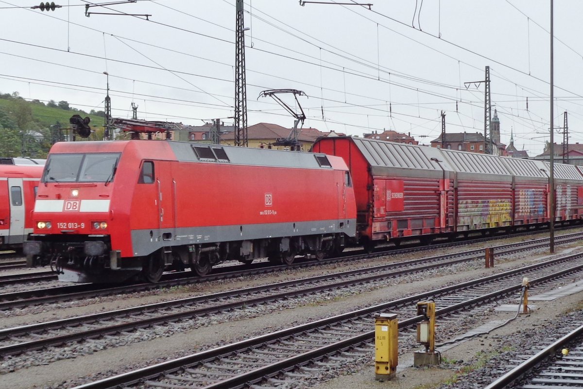 PKW-Zug durchfahrt mit 152 013 an der Spitze Würzburg Hbf am 14 September 2017.