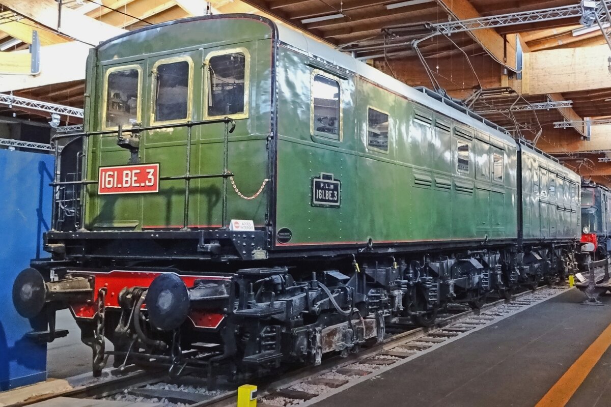 PLM 161.BE.03 steht am 30 Mai 2019 ins Cité du Train in Mulhouse. Diese Riesenelloks bekamen ihren Strom von Oberleitung (1.500V=) und von der Stromschiene.