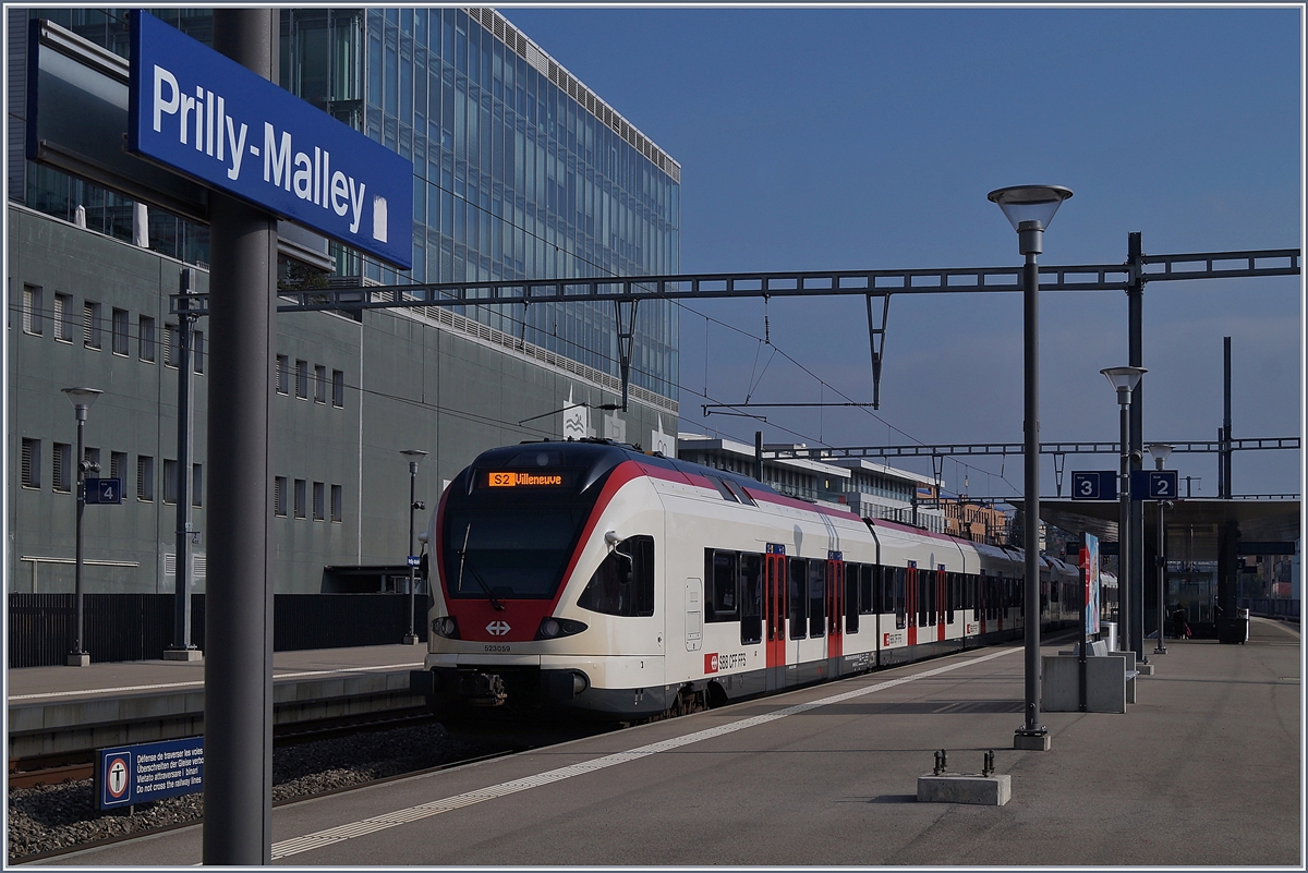 Prilly- Malley zwischen Lausanne und Renens VD: Ein moderner, neuer Bahnhof vor den Toren von Lausanne. 
Das Bild zeigt den hier haltenden RABe 523 059. 
9. Feb. 2018
