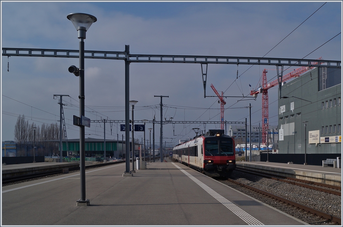 Prilly- Malley zwischen Lausanne und Renens VD: Ein SBB RBDe 560  Domino  erreicht die Vorstadt-Haltestelle.
9. Feb. 2018
